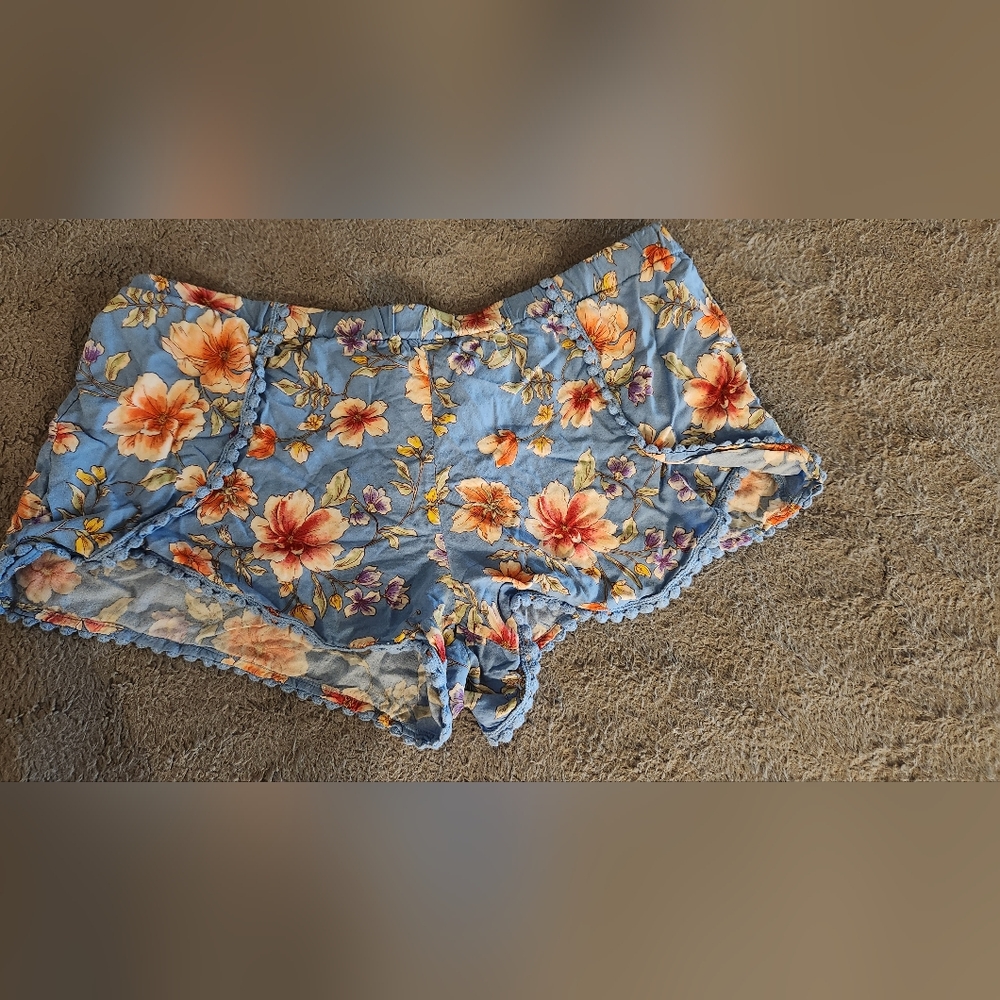 FLORAL SHORTS !! - Picture 2 of 4